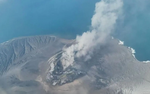 Indonesia’s main airport suspends operations after volcanic eruption Indonesia’s main airport suspends operations after volcanic eruption