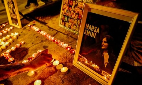 Iran issues warning on mandatory headscarf in cars