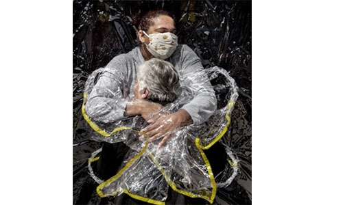 Coronavirus hug image named World Press Photo of the Year Coronavirus hug image named World Press Photo of the Year