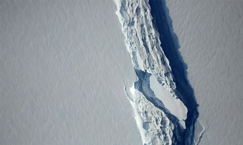 Huge Antarctic ice block poised to snap off