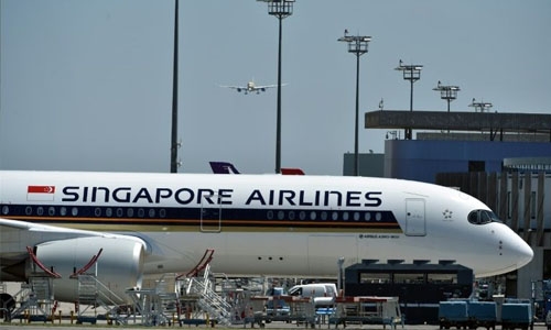 Struggling Singapore Airlines offers crew unpaid leave