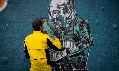 Bernie Sanders' mitten maker finds manufacturer to fulfill giant order