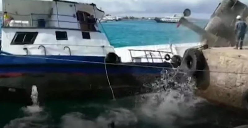 Oil spill as barge sinks in Galapagos Islands