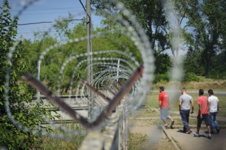 Hungary plans anti-migrant fence along Romania border too Hungary plans anti-migrant fence along Romania border too