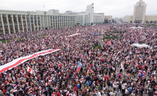 Minsk demonstrators made President arms himself with a Kalashnikov