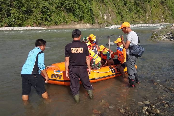 Packed footbridge breaks over Indonesian river, killing 7 people