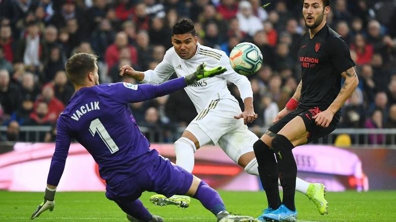 Madrid go top after scrappy win over Sevilla