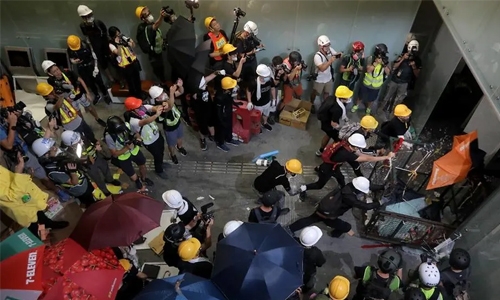 Protestors ransack HK parliament 