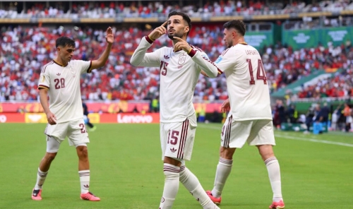 Favorites Spain see off 10-man Uruguay