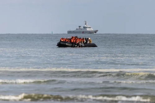 Migrant dies attempting to cross Channel to Britain Migrant dies attempting to cross Channel to Britain