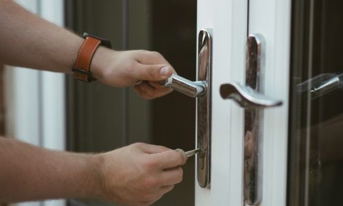 Bahrain court orders wife to grant entry to husband locks out of flat