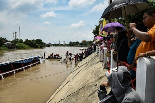 Thais search for missing as 15 die in pilgrim boat accident Thais search for missing as 15 die in pilgrim boat accident
