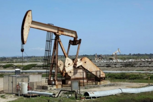 Oil jumps on Hormuz tensions, stocks retreat