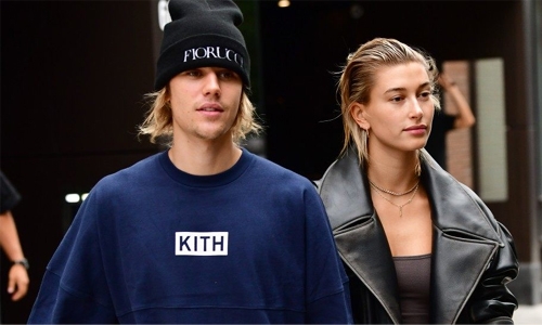 Bieber, Baldwin share passionate kiss in new photo