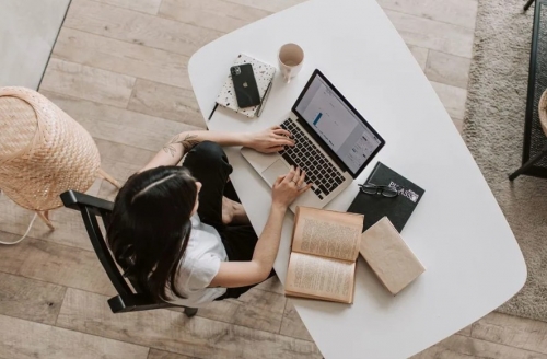 Work from Home, Travel Less: IEA Advice as Oil Crisis Deepens