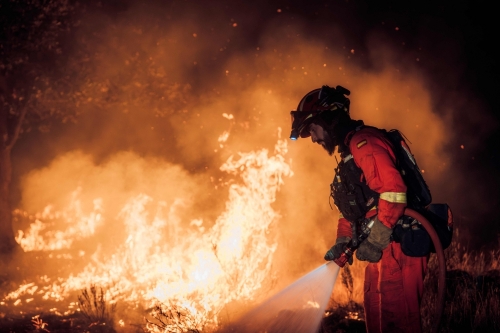 160,000 Flee as Heatwave Fuels Devastating Wildfires in France and Spain 160,000 Flee as Heatwave Fuels Devastating Wildfires in France and Spain