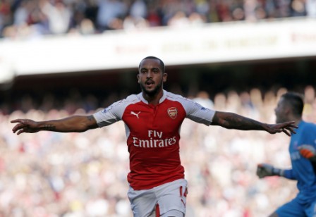 Walcott, Giroud set up Arsenal plunder of Stoke City