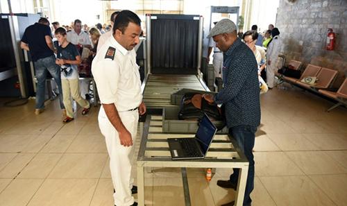 Putin orders halt to Egypt flights, Britons flown out Putin orders halt to Egypt flights, Britons flown out