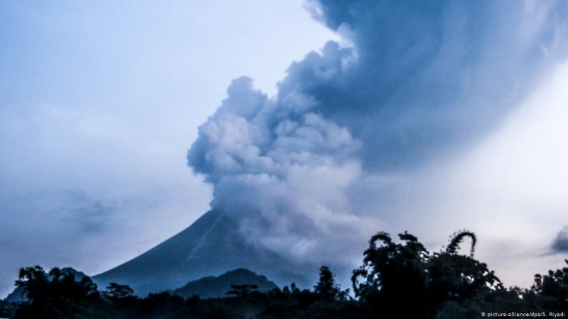 Indonesian volcano spews massive ash cloud