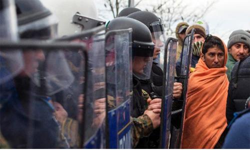 Clashes at Greece border as Macedonia builds fence to stem migrant flow