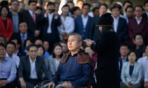 S. Korea opposition party leader shaves head in protest