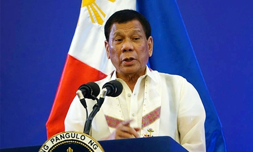 Philippine leader bugged by cockroach during speech