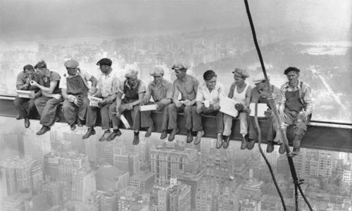 This Vintage Photo Reveals a Secret Behind One of the World’s Most Famous Images
