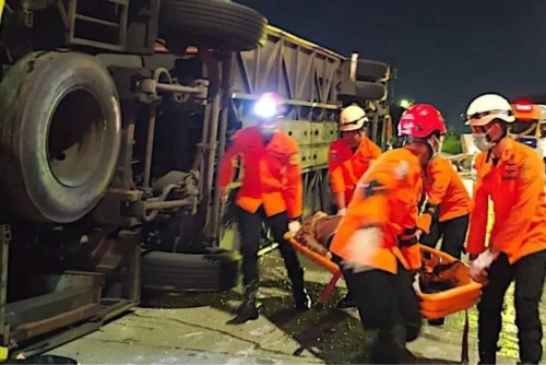 Bus-tanker crash kills 16 in Indonesia Bus-tanker crash kills 16 in Indonesia