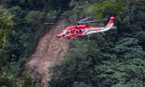 Taiwan helicopters pluck quake-stranded tourists to safety