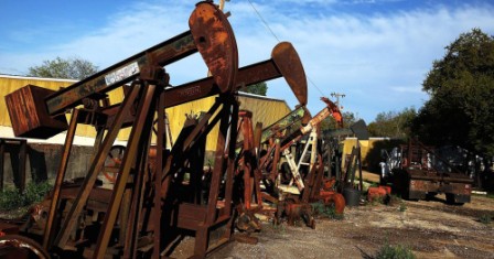 Oil prices fall ahead of US stocks data