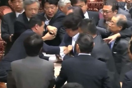 Crowds hold last ditch rally as Japan set to pass security bills Crowds hold last ditch rally as Japan set to pass security bills