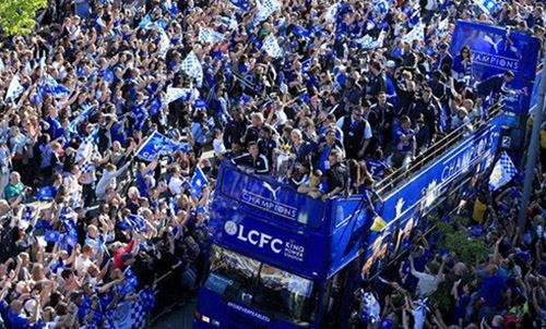 Thousands turn out as Leicester parade trophy