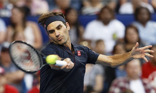 Federer guides Swiss into final 