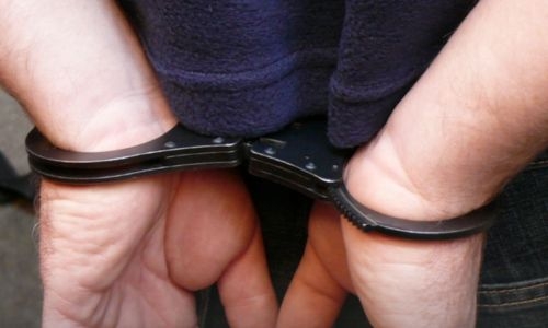 Two Men Rob a Cold Store in Bahrain, Threatening the Worker with a Gas Cylinder