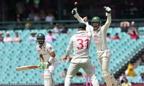 Warner goes out swinging as Australia sweep Pakistan series