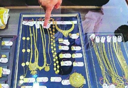 Driver robs BD10,000 to buy gifts for girlfriend Driver robs BD10,000 to buy gifts for girlfriend