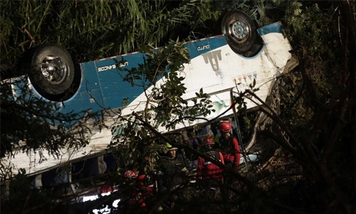 Ecuador bus crash kills 11, at least 25 injured