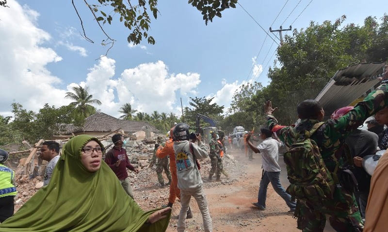 Aftershocks jolt Lombok as death toll tops 300