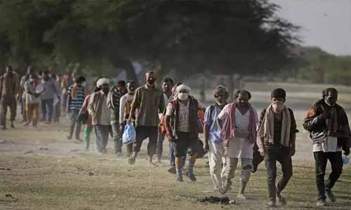 Migrants flee cities in India after surge in Covid-19 cases