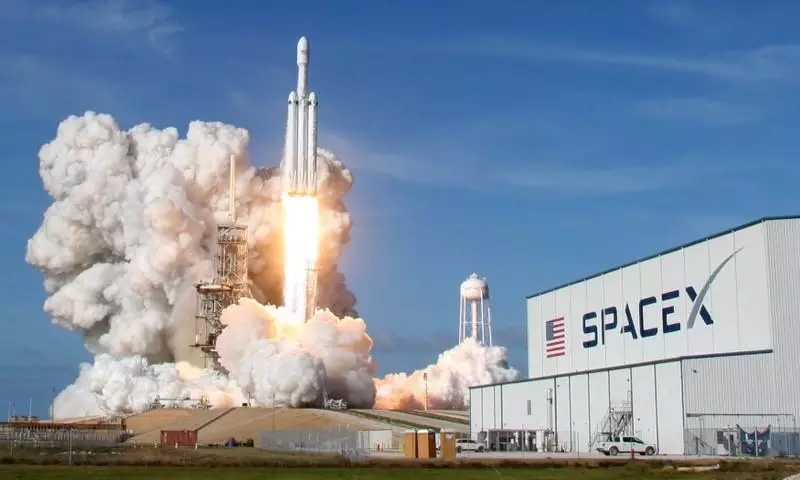 SpaceX to name first passenger to moon