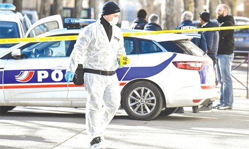 Armed gang snatches jailed criminal Armed gang snatches jailed criminal