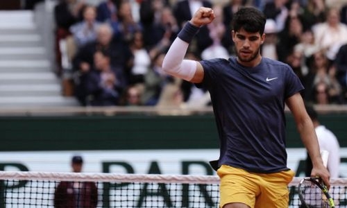 Alcaraz books Tsitsipas rematch as Swiatek races into quarters