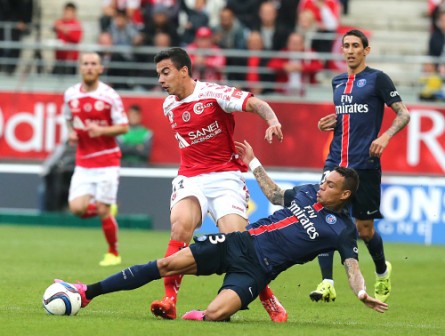 Cavani equaliser keeps PSG on top