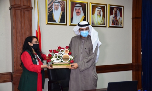 Bahrain Education Minister honours television lessons frontliners