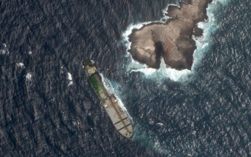 Environmental disaster looms as tanker leaks off Oman Environmental disaster looms as tanker leaks off Oman