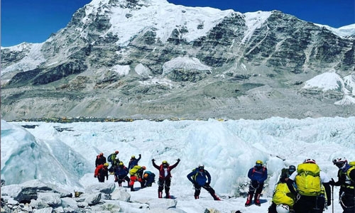 Bahrain Everest team spend a day polishing their crevasse crossing skills 