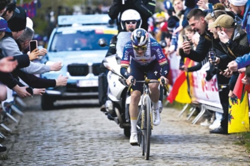Tour of Flanders cyclists face fines for running red light at railroad