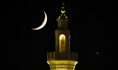 Crescent Moon and Venus Create Rare Celestial Pair Over Kingdom