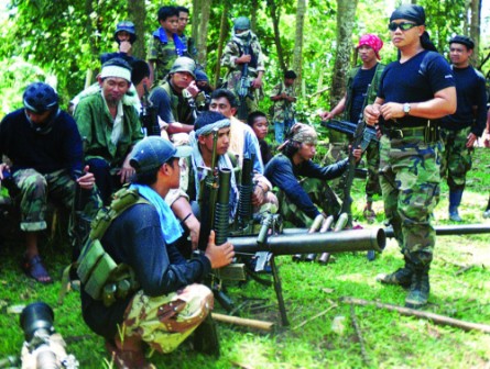 Muslim extremists free abductees after Philippine army chase