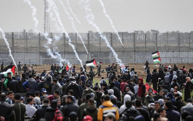Tens of thousands protest at Gaza-Israel border Tens of thousands protest at Gaza-Israel border